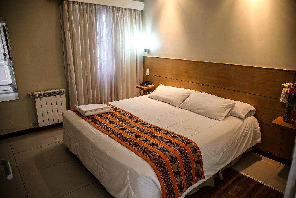 Una cama o camas en una habitación de San Martin Hotel y Spa