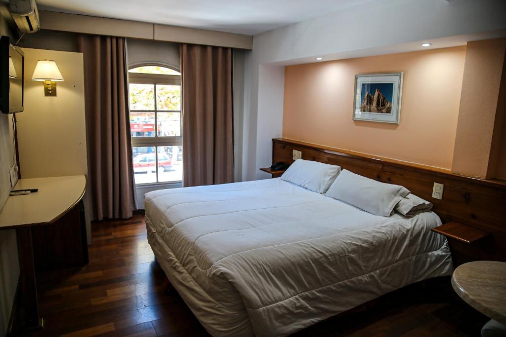 Una cama o camas en una habitación de San Martin Hotel y Spa