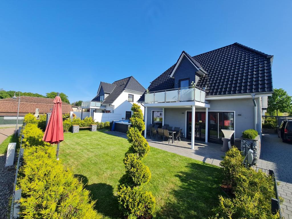 an aerial view of a house with an umbrella at Seevilla Dubai - Luxus Ferienhaus in Göhren-Lebbin