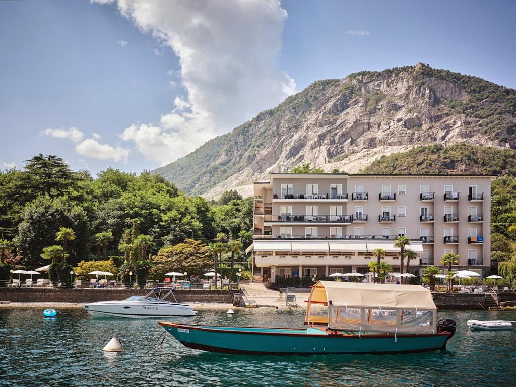 un barco en el agua frente a un hotel en Hotel Carillon, en Baveno