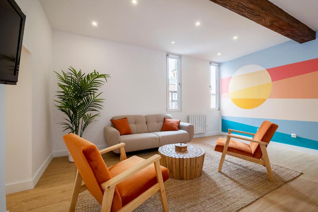 sala de estar con sofá, mesa y sillas en Magnifique appartement plein centre, calme, Netflix en Mirepoix