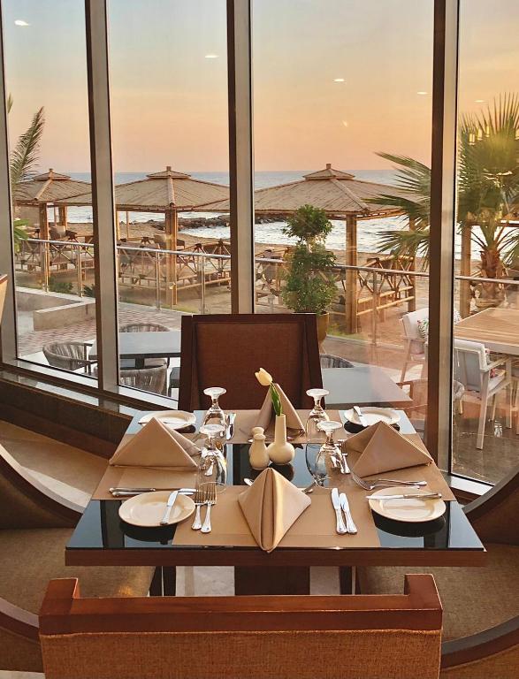 Restaurace v ubytování Waves Hotel