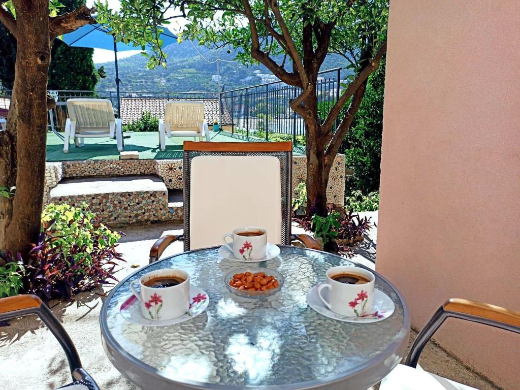 - une table avec deux tasses de café et un bol de nourriture dans l'établissement Villa Tanya - modern 3 bedroom house seconds away from the sea, à Zaton