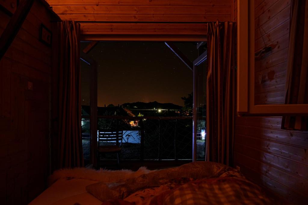 Posteľ alebo postele v izbe v ubytovaní EHM Baumhaus Chalet