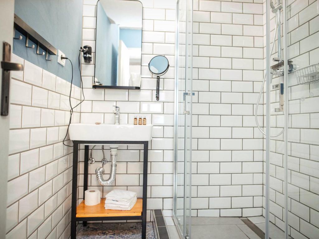 弗格拉什的住宿－CASA HINTZ Transilvania，白色的浴室设有水槽和镜子