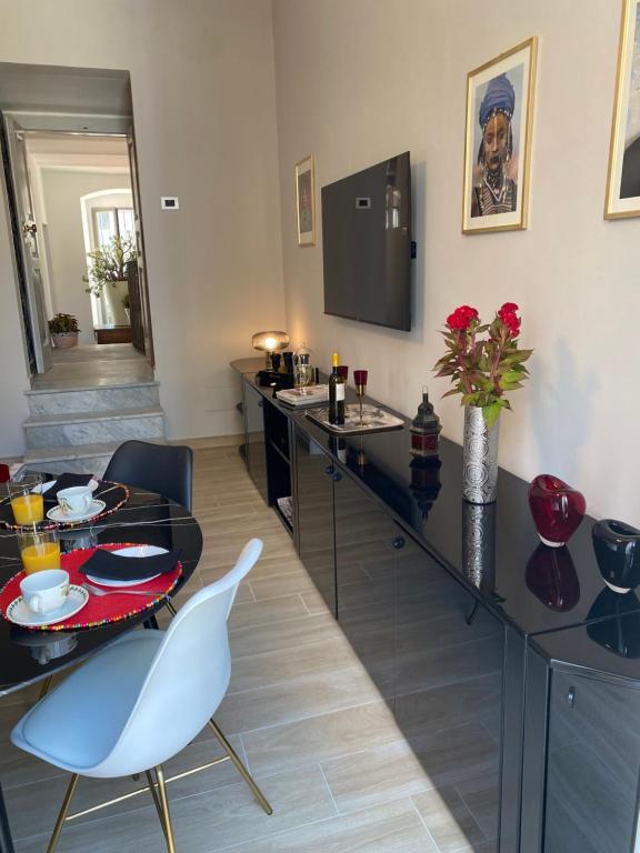 cocina con encimera, mesa y sillas en Calefati Gallery Luxury Apartment, en Bari
