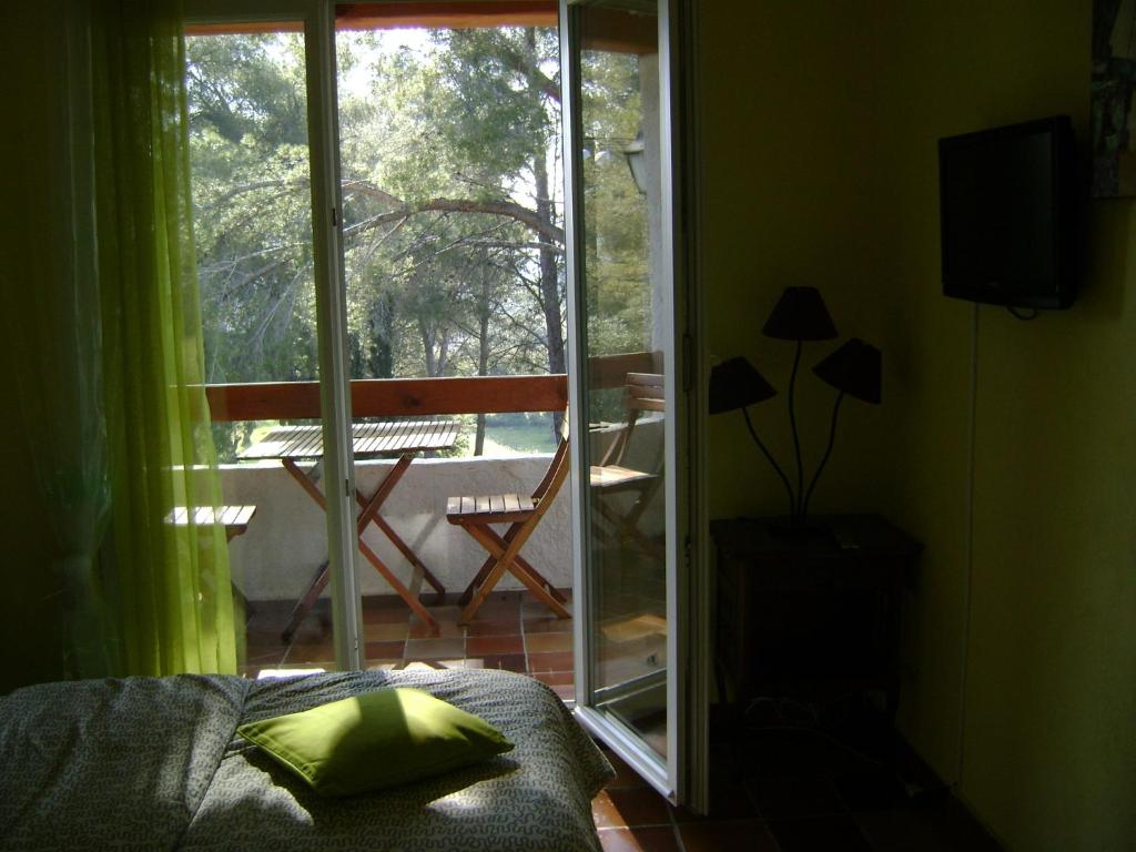 Schlafzimmer mit einem Bett und einer Glasschiebetür in der Unterkunft Gite à Bandol in Bandol