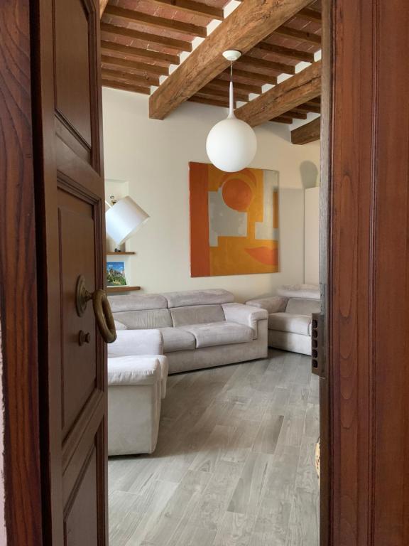Al Vecchio Platano guest house في بيتيجليانو: غرفة معيشة مع أريكة وطاولة
