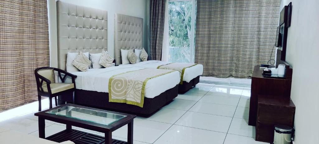 Manuni Inn - Riverside Resort - Family Room With Balcony
