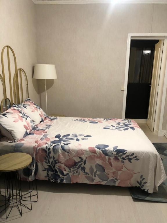 Ένα ή περισσότερα κρεβάτια σε δωμάτιο στο Bel appartement parisien