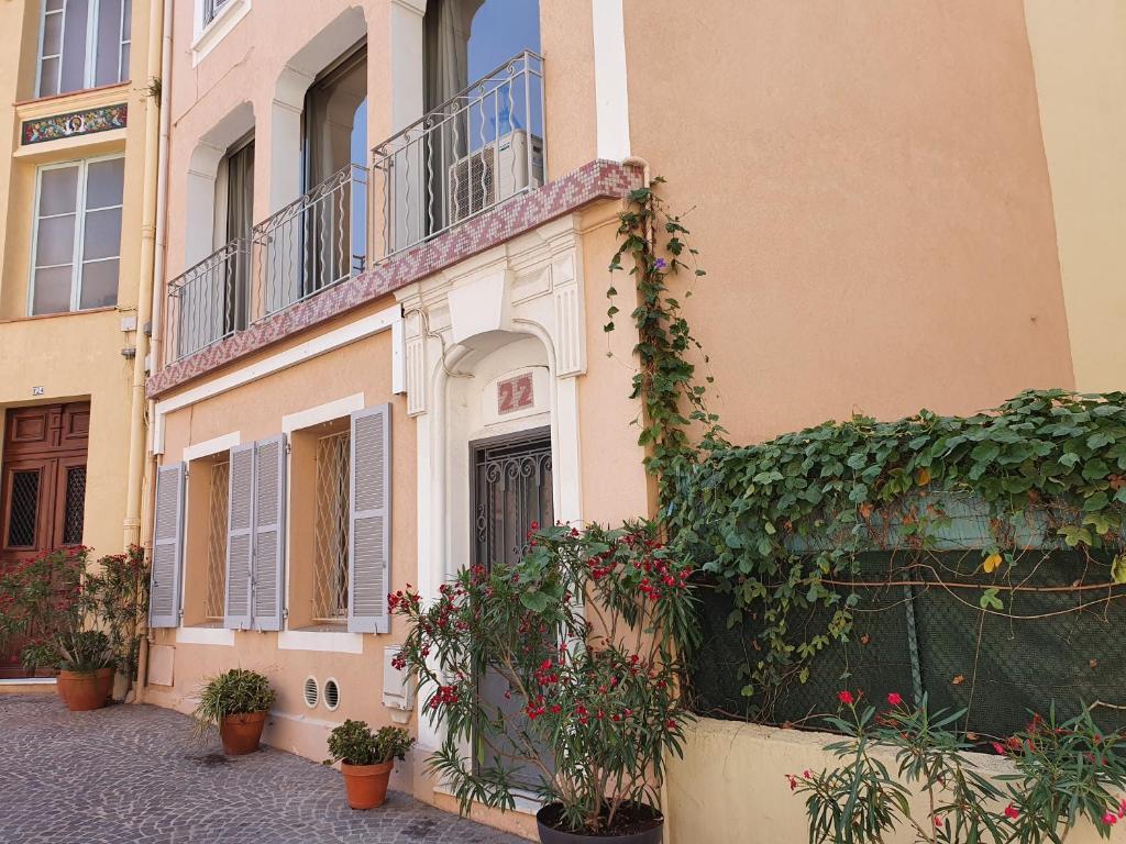 a building with plants on the side of it at Suquet 22 – 2 Pièces, Cannes Cœur Historique, Calme, Plage à 300m, Parking in Cannes