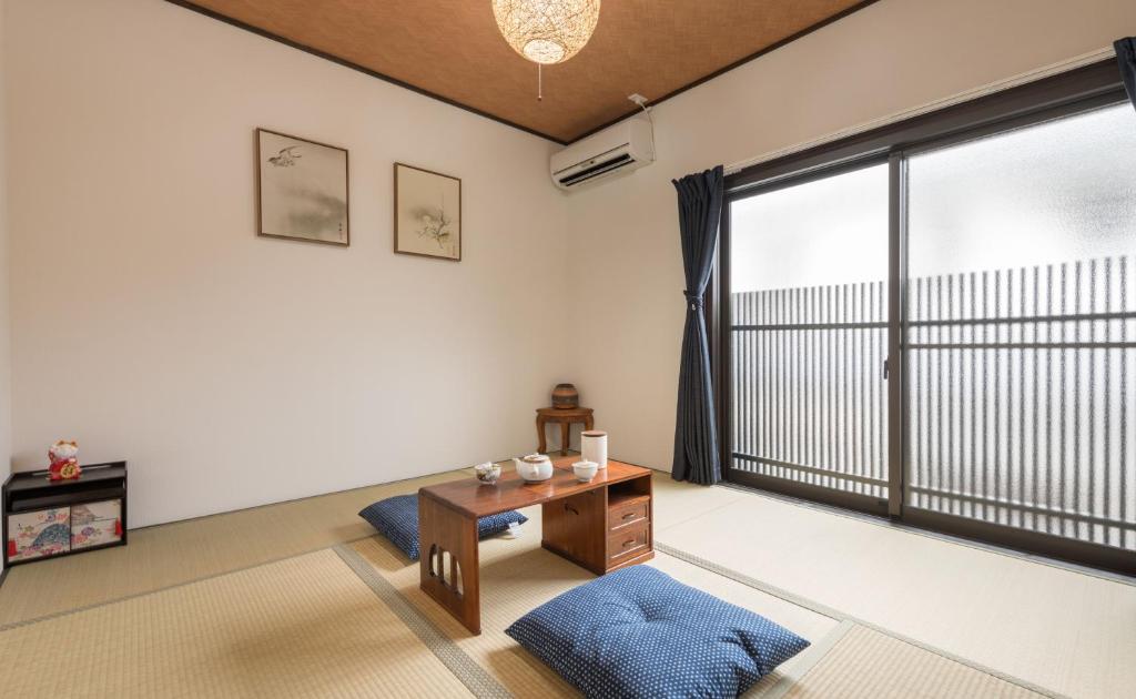 Postel nebo postele na pokoji v ubytování 桜の宿千本 two rooms two toilets