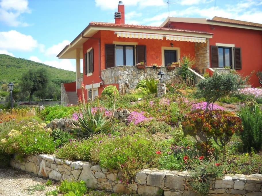 A garden outside TITI' appartamento vacanze La Corte