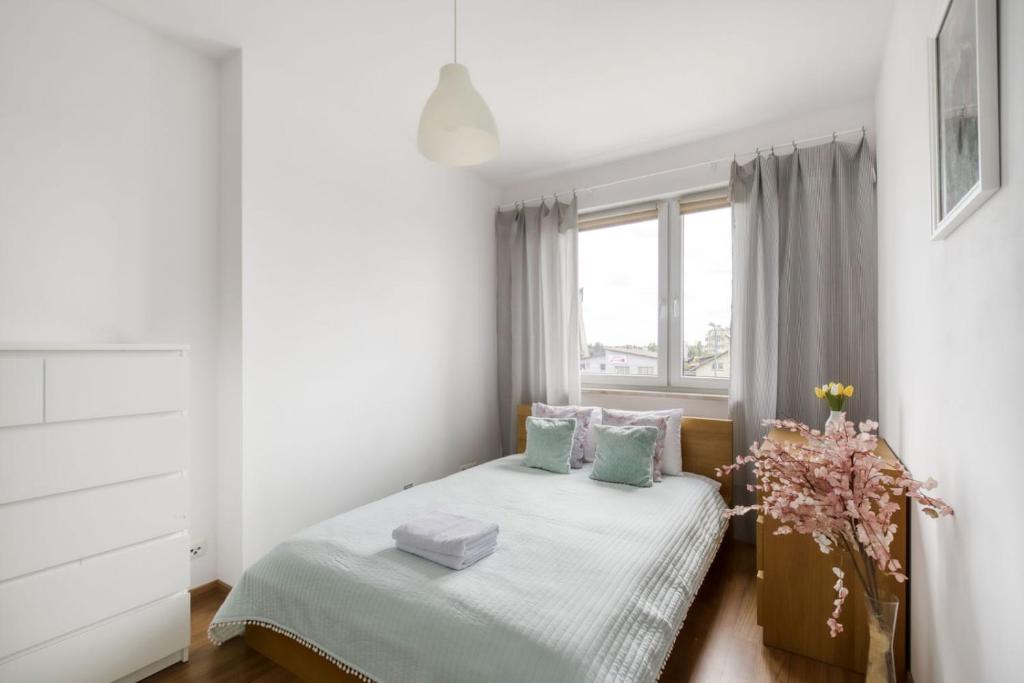 - une petite chambre avec un lit et une fenêtre dans l'établissement Gama Home Wyspowa 1, à Varsovie