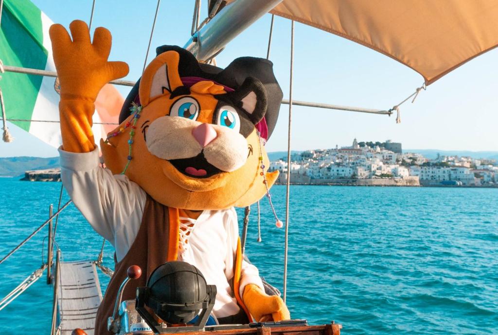 una persona en una mascota tigre en un barco en Gattarella Family Resort - Seaside Rooms and Suites with Premium Half-Board à la carte, en Vieste