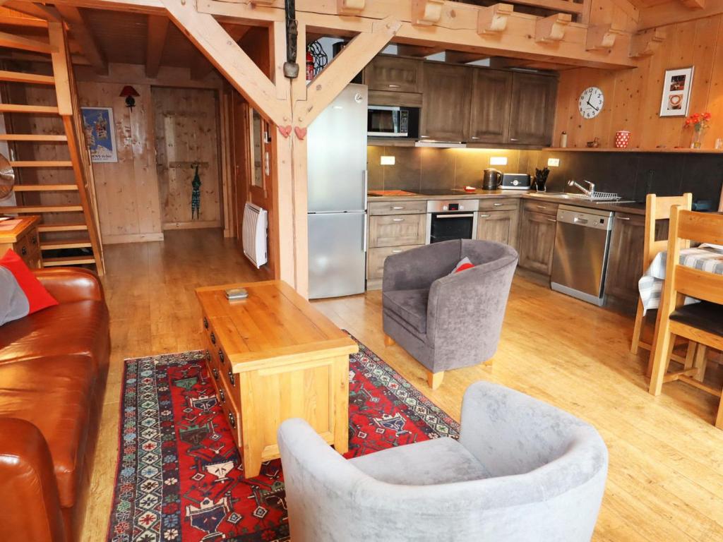 uma cozinha com um sofá e cadeiras num quarto em Appartement Samoëns, 4 pièces, 6 personnes - FR-1-624-25 em Samoëns