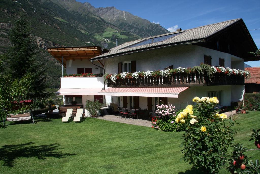 uma casa com flores ao lado dela em Gaulbachhof em Naturno