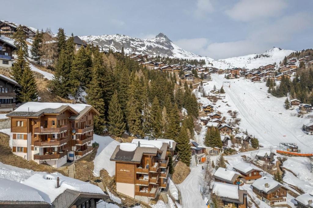 uma vista aérea de um resort na neve em Fata Morgana 6 em Bettmeralp