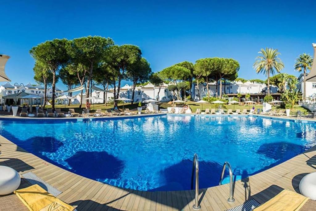basen w ośrodku z krzesłami i drzewami w obiekcie SEA VIEW Holiday Home in Marbella Resort w Marbelli