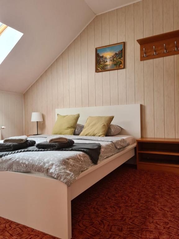 um quarto com uma cama grande num quarto em Guest House KAKTUS em Riga