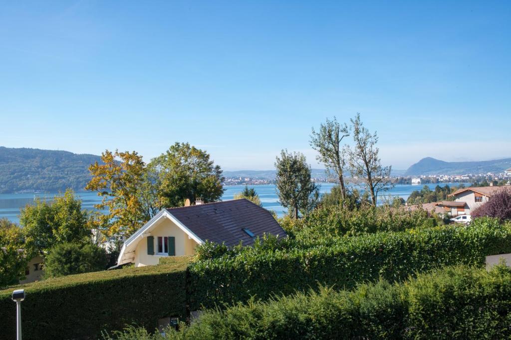 una casa en una colina con vistas al agua en Entre Lac et Montagne, en Veyrier-du-Lac