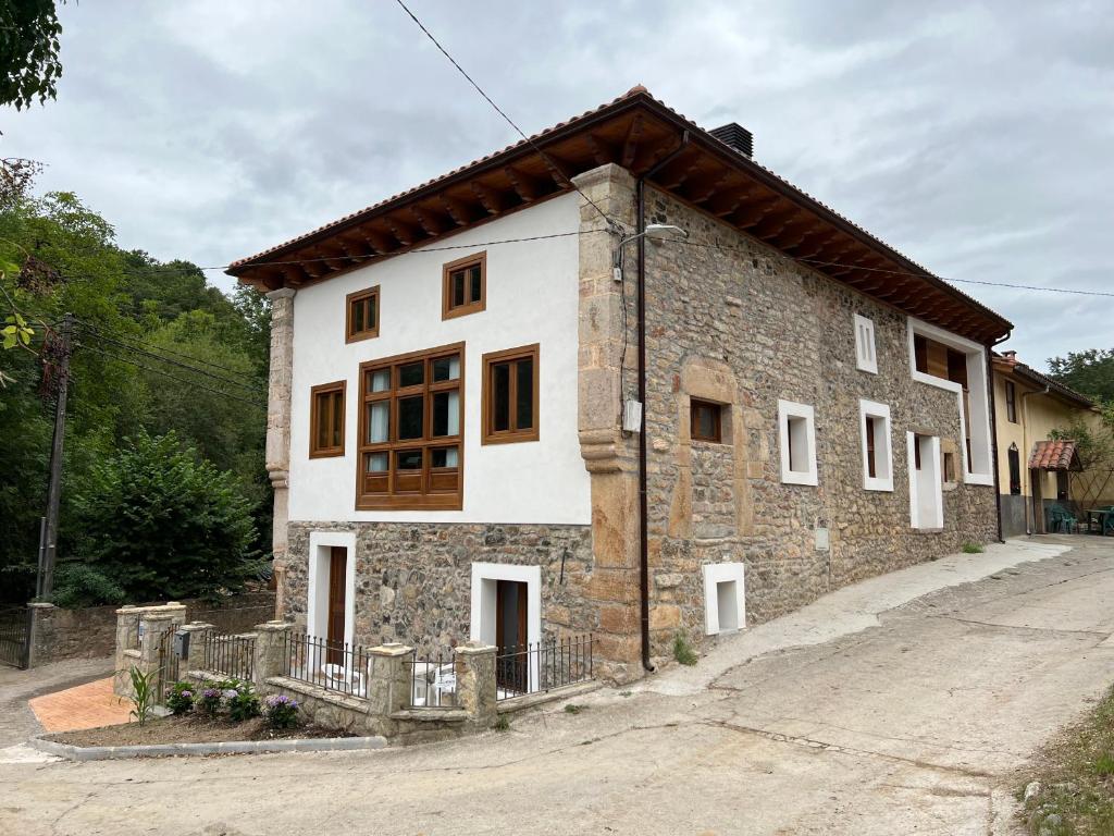 una gran casa de piedra con una puerta delante de ella en Palacio de Cambre, en Soto de Cangas
