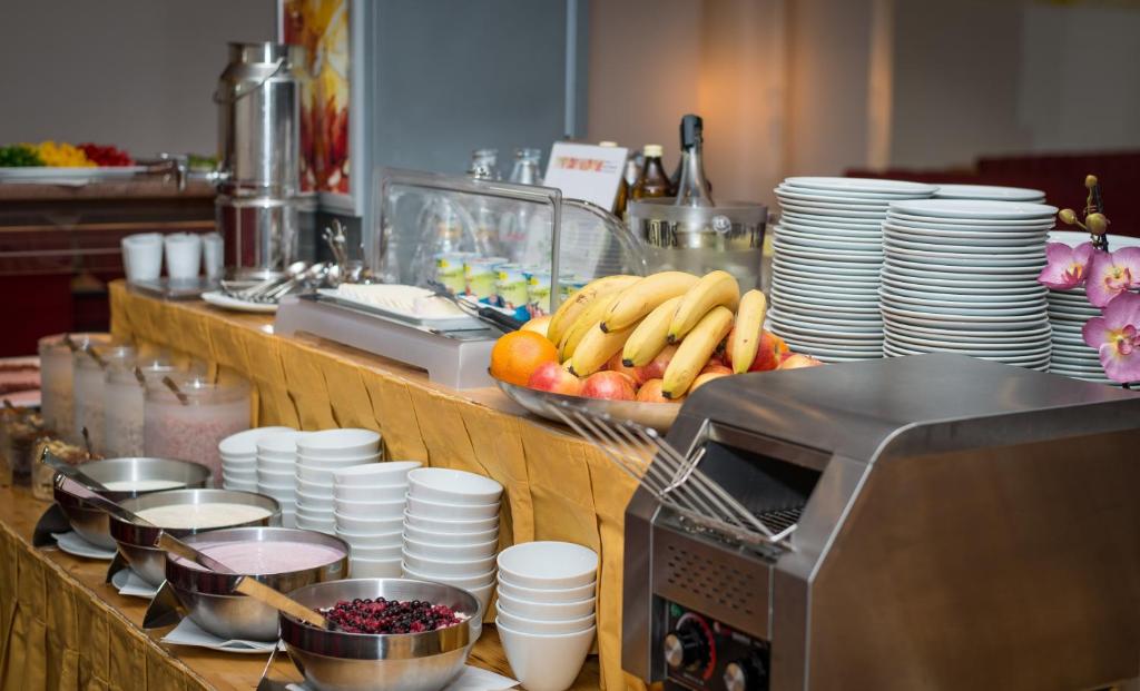 Comida en o cerca de este hotel