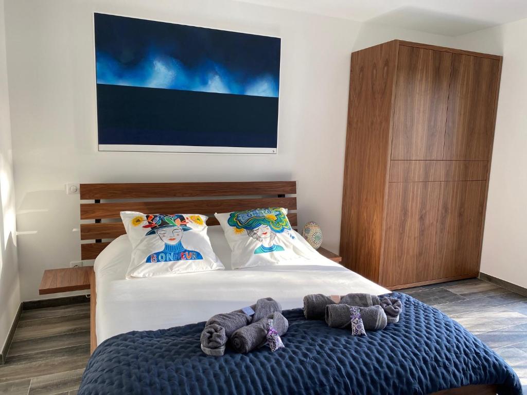 a bedroom with a bed with stuffed animals on it at LES ROCHES DE BAUDISSET in Saint-Paul-en-Forêt