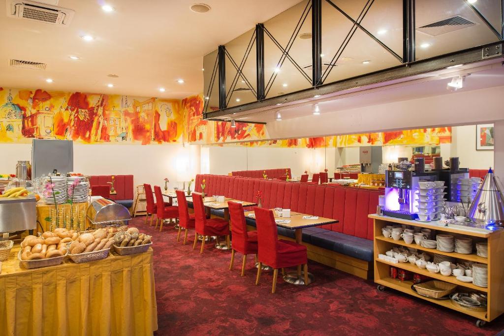 Un restaurante o sitio para comer en Hotel Boltzmann