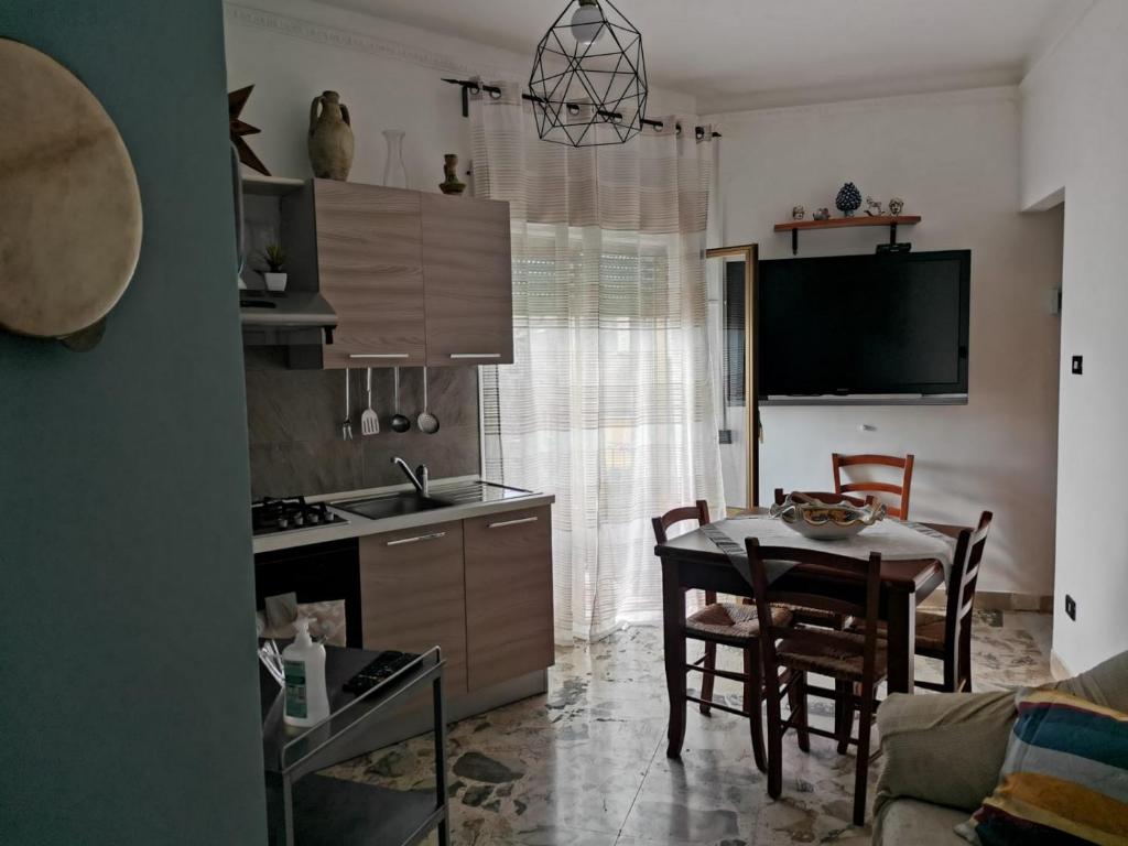 Raffadali的住宿－Casa al centro，厨房、带桌子的用餐室、厨房以及用餐室