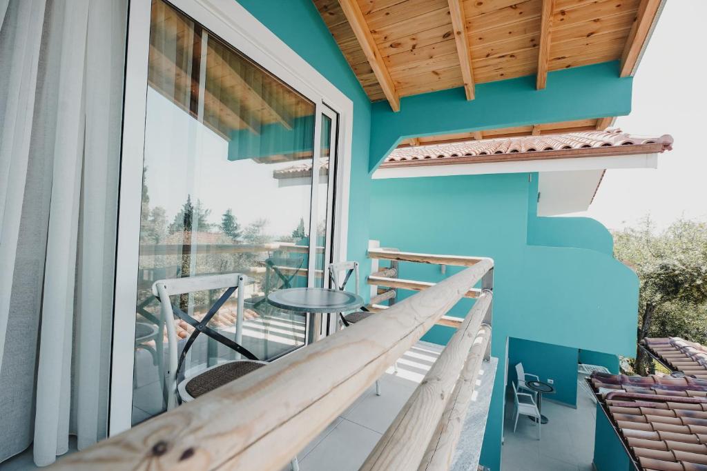 Balkón nebo terasa v ubytování Drymades Bungalows Adults Only