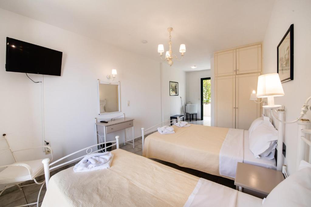 Łóżko lub łóżka w pokoju w obiekcie Santa Marina Hotel