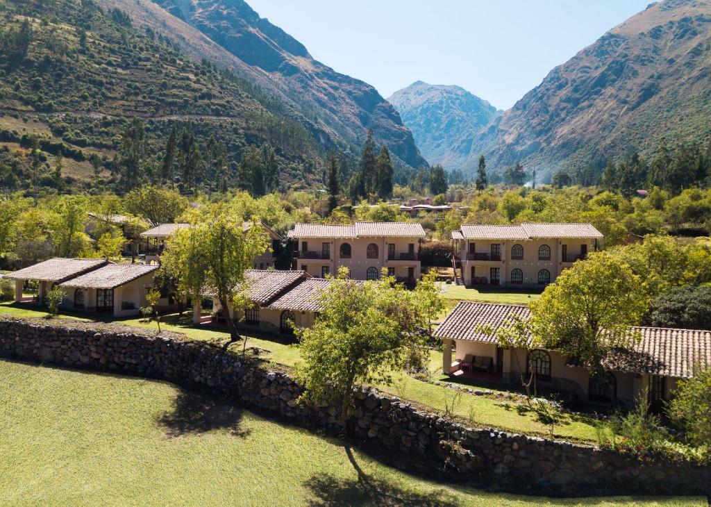 una vista aérea de un pueblo en las montañas en Inti Punku Valle Sagrado Hotel, en Urubamba