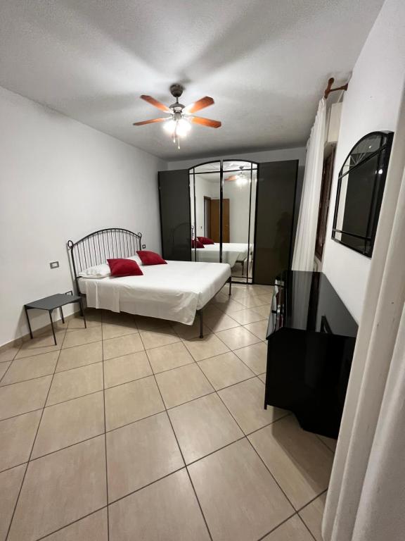 1 dormitorio con 1 cama y ventilador de techo en Marzan 12 en Peschiera del Garda