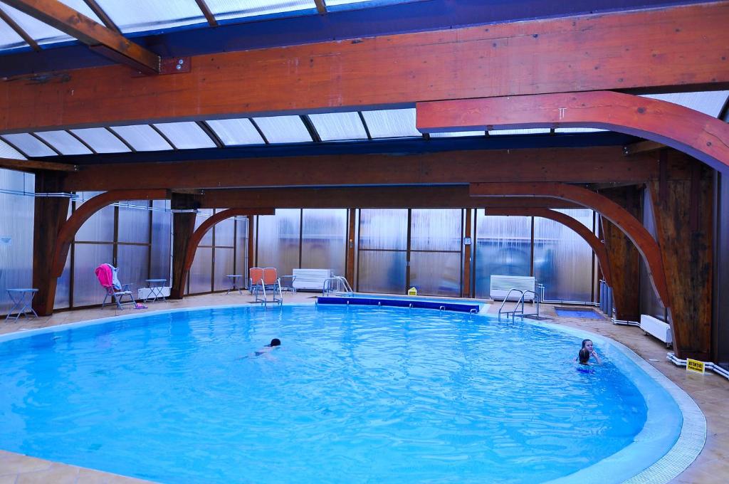Bazén v ubytování Hotel Maxim nebo v jeho okolí