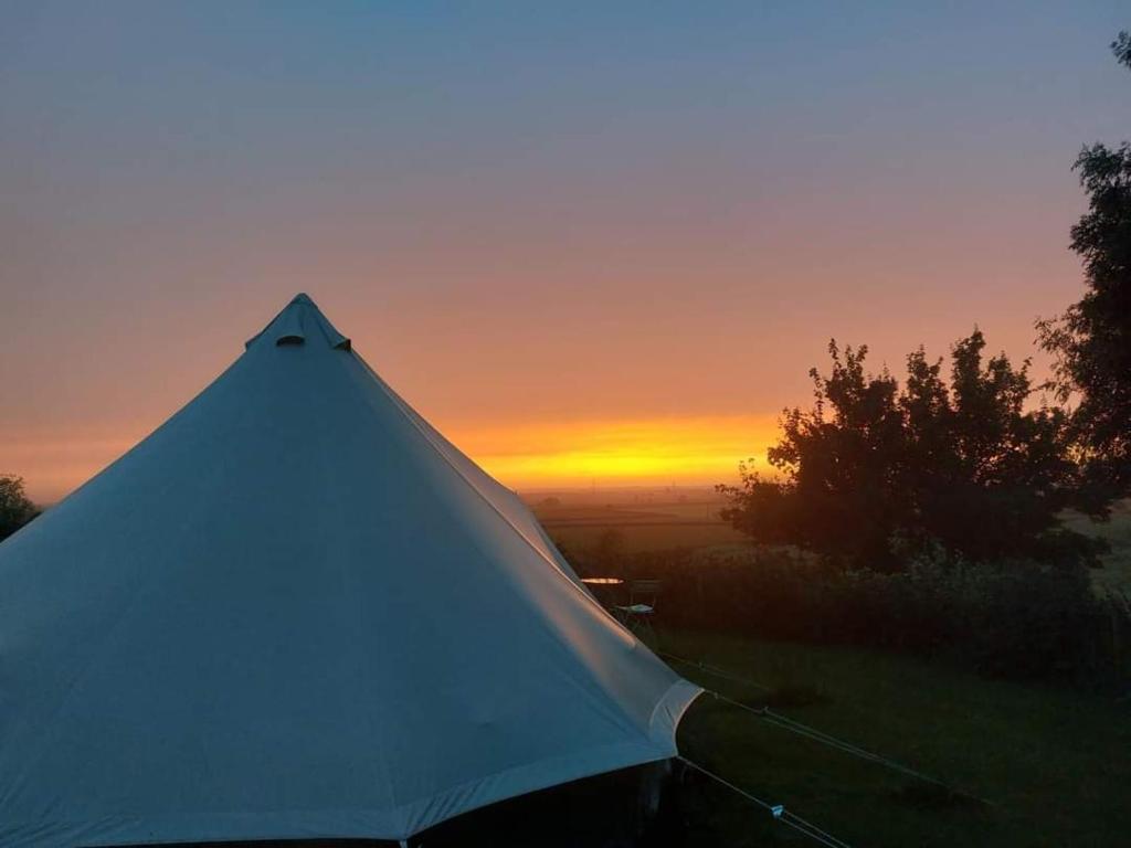 Východ nebo západ slunce při pohledu z luxury tent nebo okolí