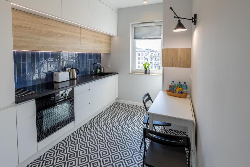 Kuchyňa alebo kuchynka v ubytovaní Home Apartament Metro Młociny 97