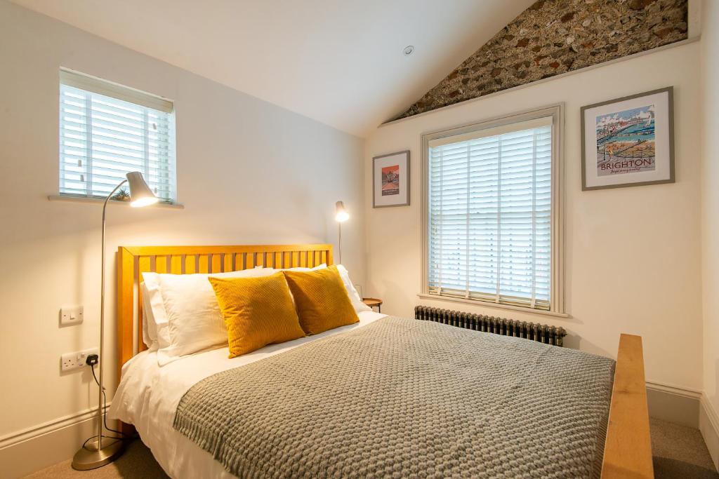 um quarto com uma cama e duas janelas em Beautiful, central, 3 min walk from beach, 2 King doubles em Brighton & Hove