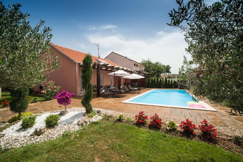Bazén v ubytovaní Villa Magdalena, Biograd na Moru alebo v jeho blízkosti