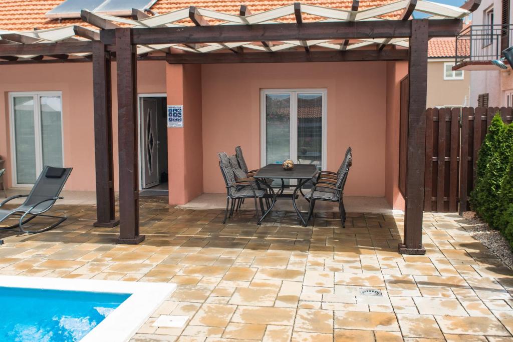Bazén v ubytovaní Villa Magdalena, Biograd na Moru alebo v jeho blízkosti