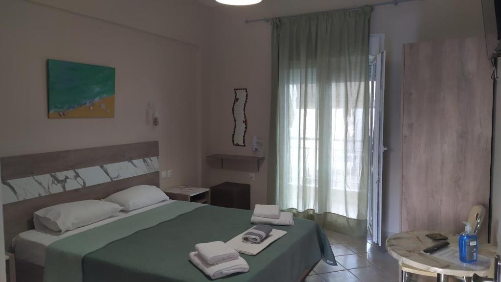 A bed or beds in a room at La MER Rooms Peraia