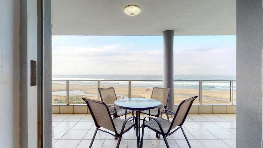 una mesa y sillas en una habitación con vistas al océano en Boulevard Bonanza by Top Destinations Rentals, en Margate