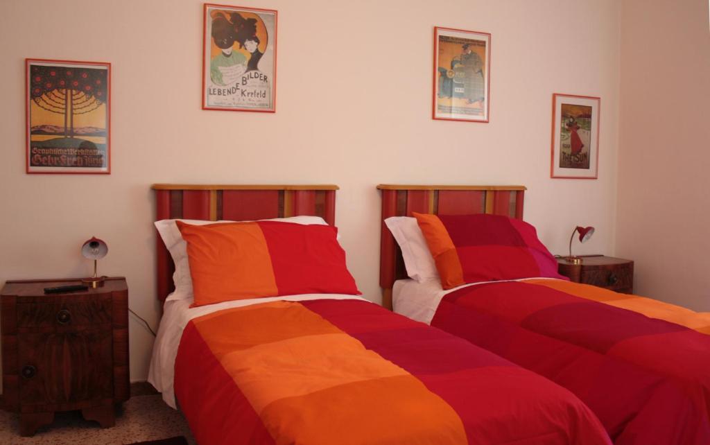 - 2 lits installés l'un à côté de l'autre dans une chambre dans l'établissement Affittacamere Parco dei Canapè, à Foligno