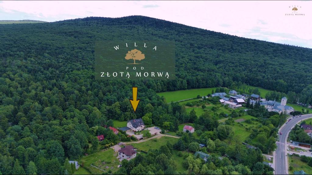 une vue aérienne sur une maison sur une montagne dans l'établissement Willa pod Złotą Morwą, à Święta Katarzyna