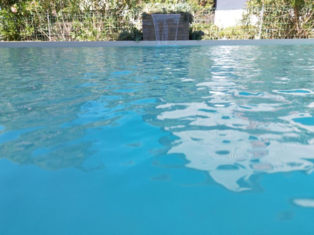 una piscina de agua azul en un patio en Villa Mezzetti, en Petrignano sul Lago