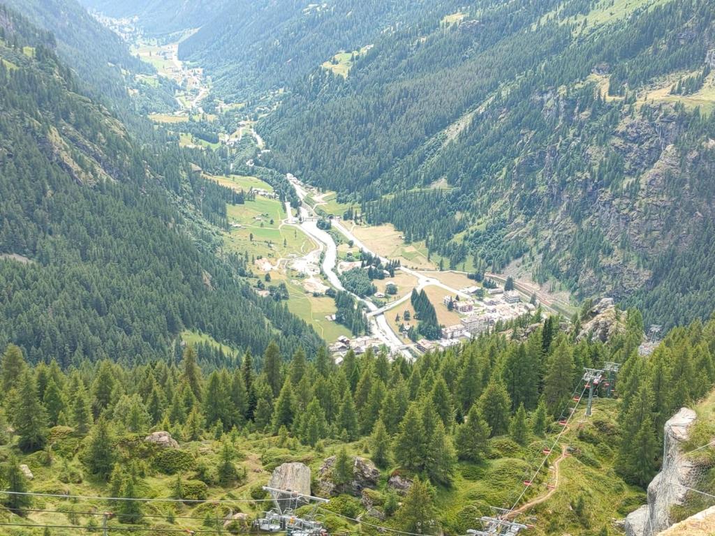 Zdjęcie z galerii obiektu Trilocale partenza seggiovia Jolanda Trinité - CIR n 0009 w mieście Gressoney-la-Trinité