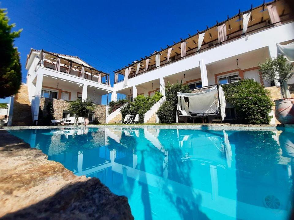 Bazén v ubytovaní Rafaella's Maisonette at Rafaella Resort alebo v jeho blízkosti