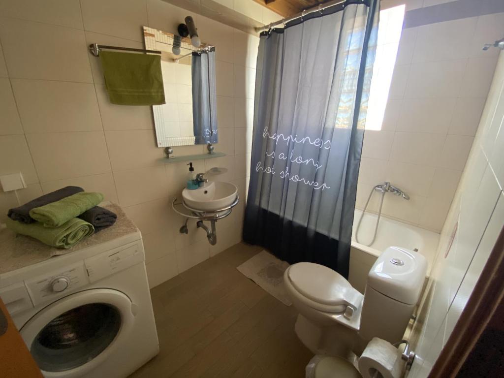Kúpeľňa v ubytovaní Rafaella's Maisonette at Rafaella Resort