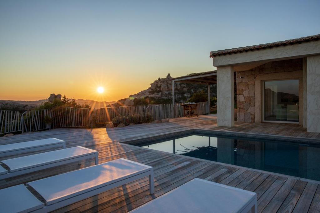 una villa con piscina e tramonto di Villa with pool and panoramic view Costa Smeralda ad Abbiadori