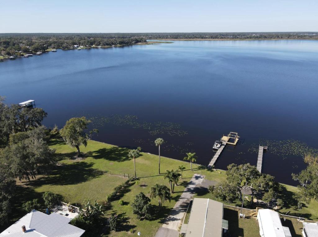 - une vue aérienne sur un grand lac avec un quai dans l'établissement Woody's By The Lake LLC, à Sebring